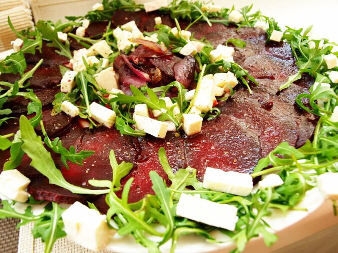 Carpaccio z pečené červené řepy s karamelizovanou cibulí