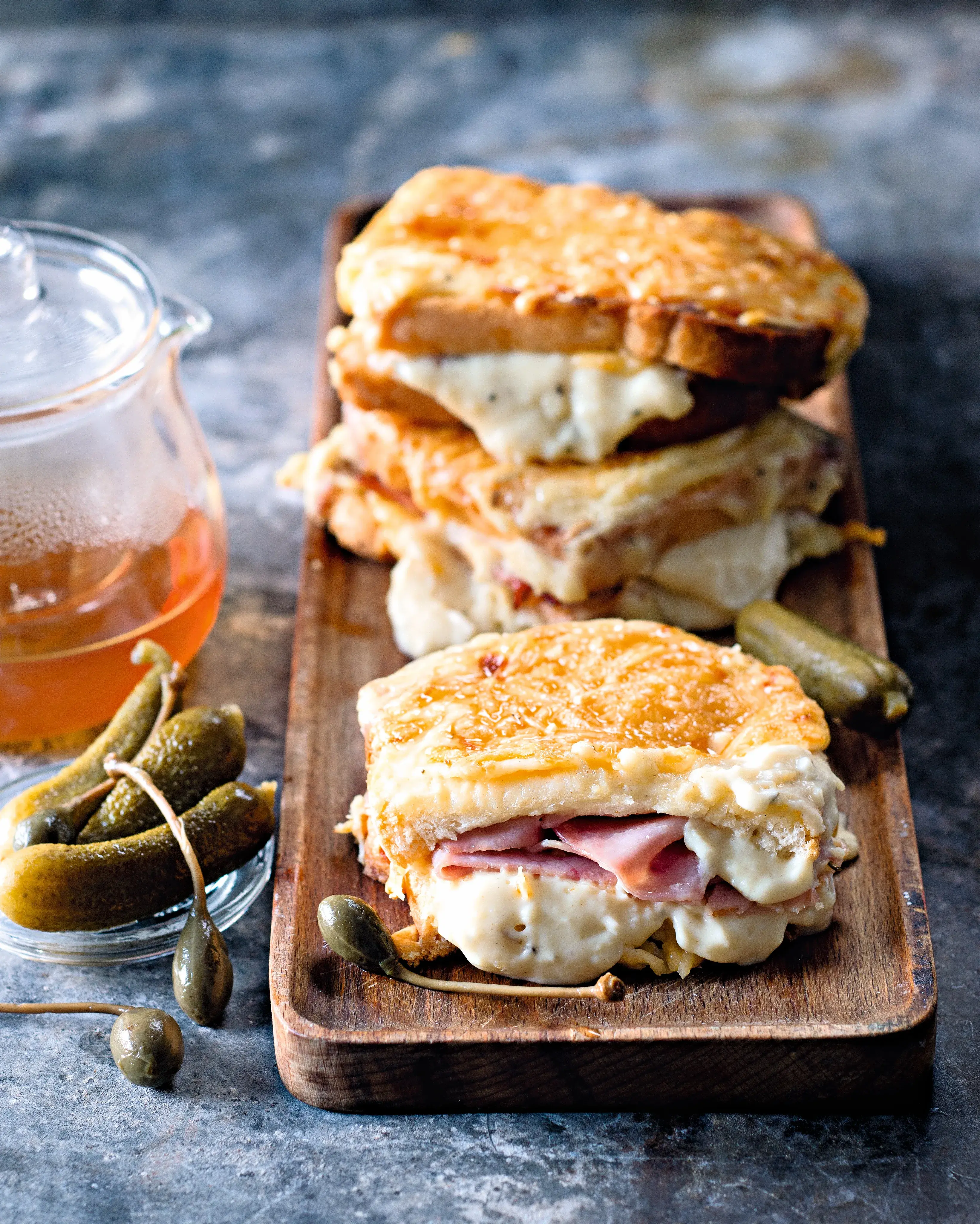 Croque monsieur se šunkou, sýrem a bešamelem