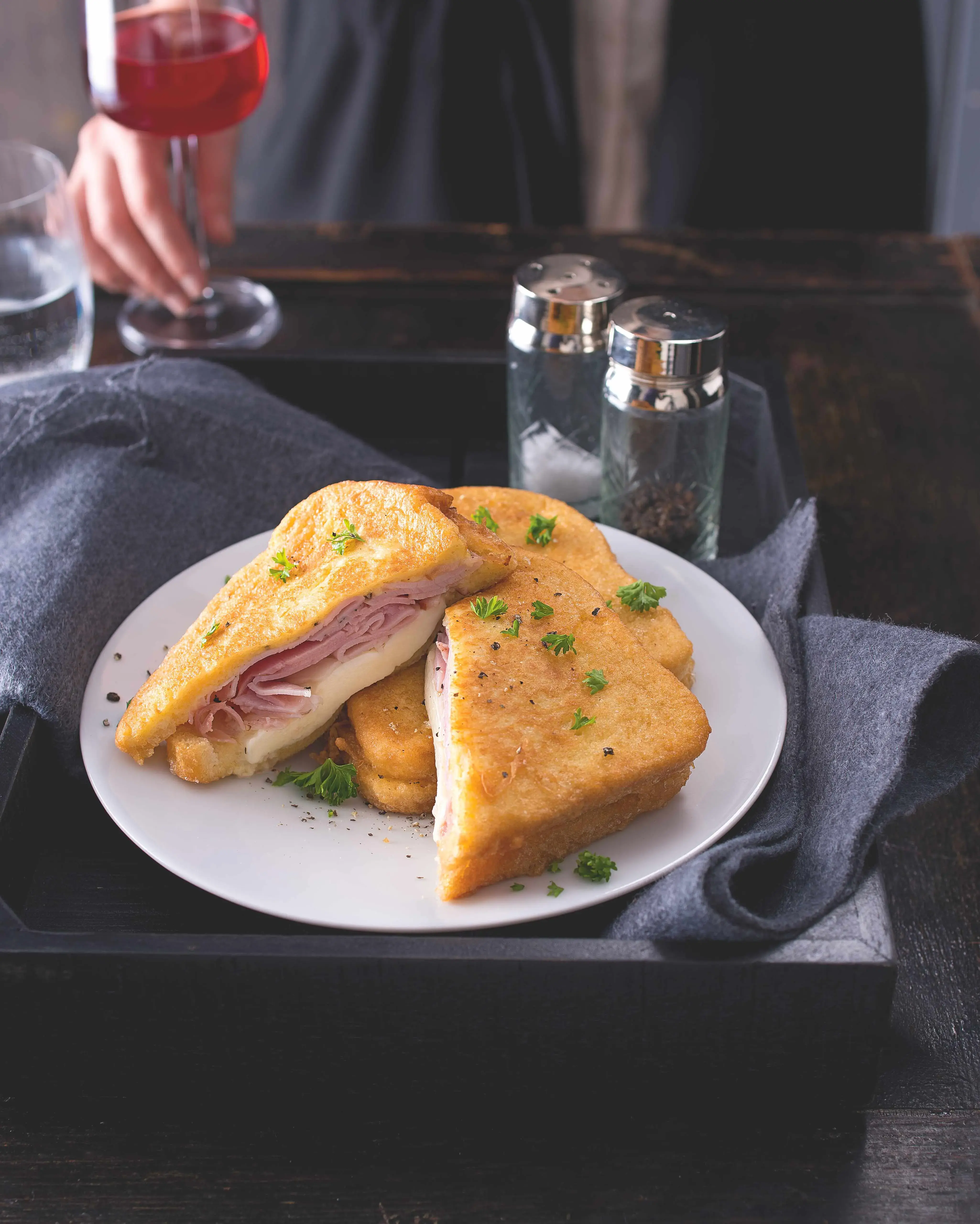 Francouzský toust se šunkou a mozzarellou