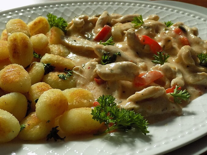 Kuřecí nudličky s jogurtovou omáčkou a křupavými gnocchi