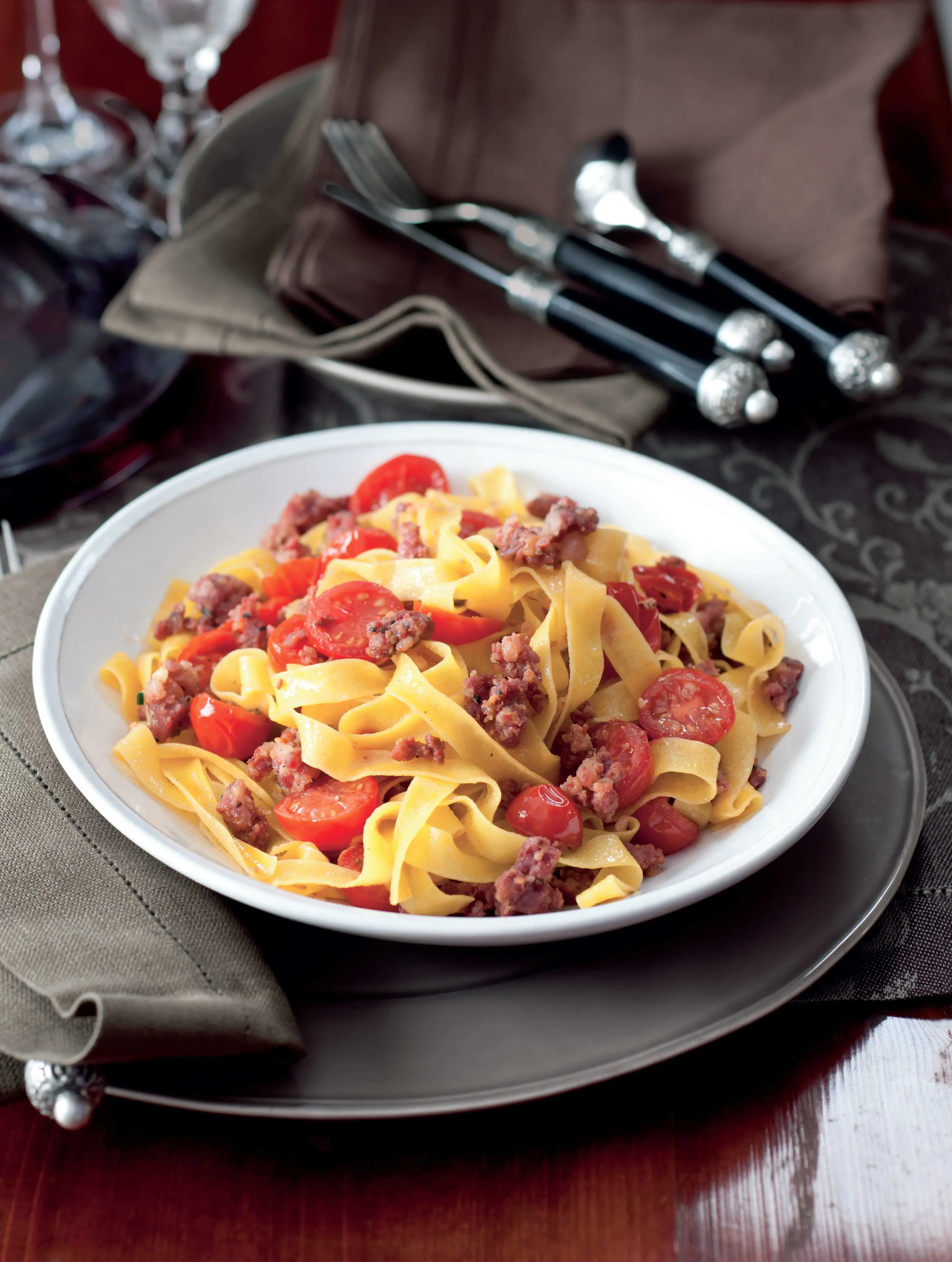 Tagliatelle s čerstvou klobáskou salsiccia a rajčaty