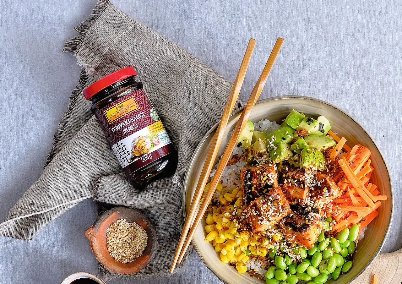 Pestrá poke bowl s lososem a zeleninou