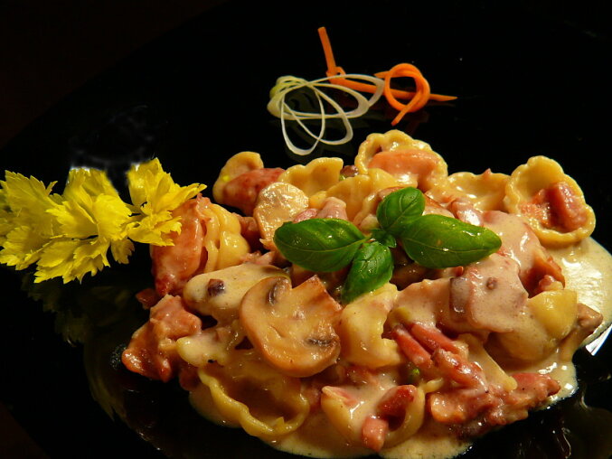Gnocchi s kuřecím masem, slaninou a žampiony
