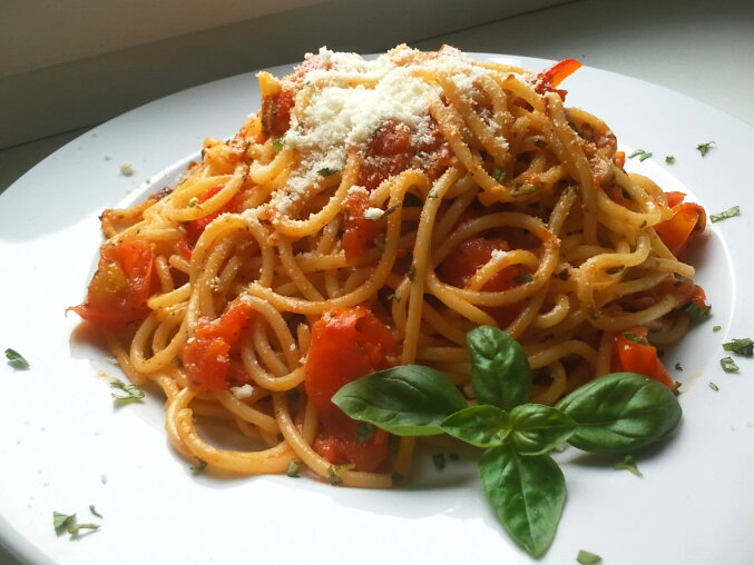 Špagety pomodoro s česnekem, bazalkou a parmazánem