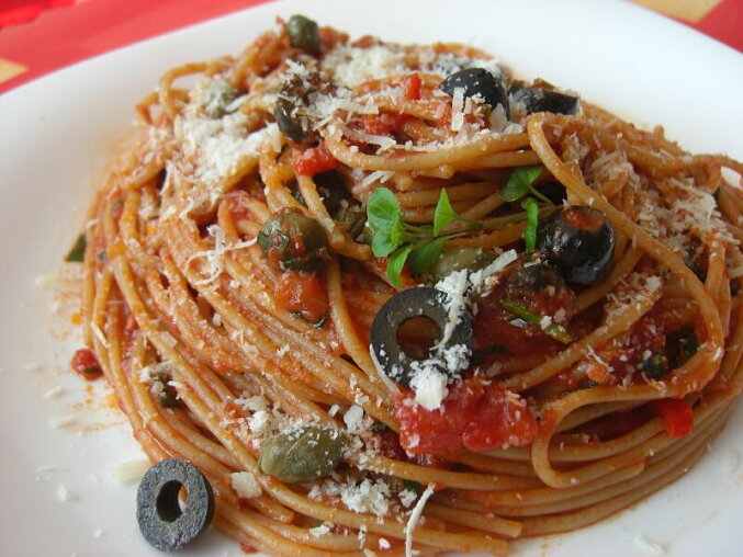 Špagety alla puttanesca s ančovičkami