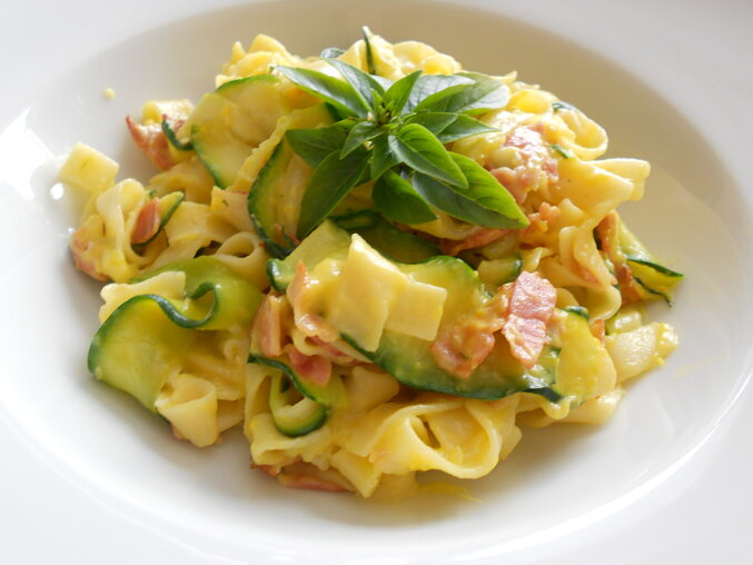 Fettuccine carbonara s cuketkami