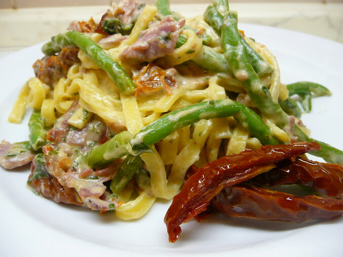 Fettuccine se schwarzwaldskou šunkou, fazolovými lusky a sušenými rajčaty