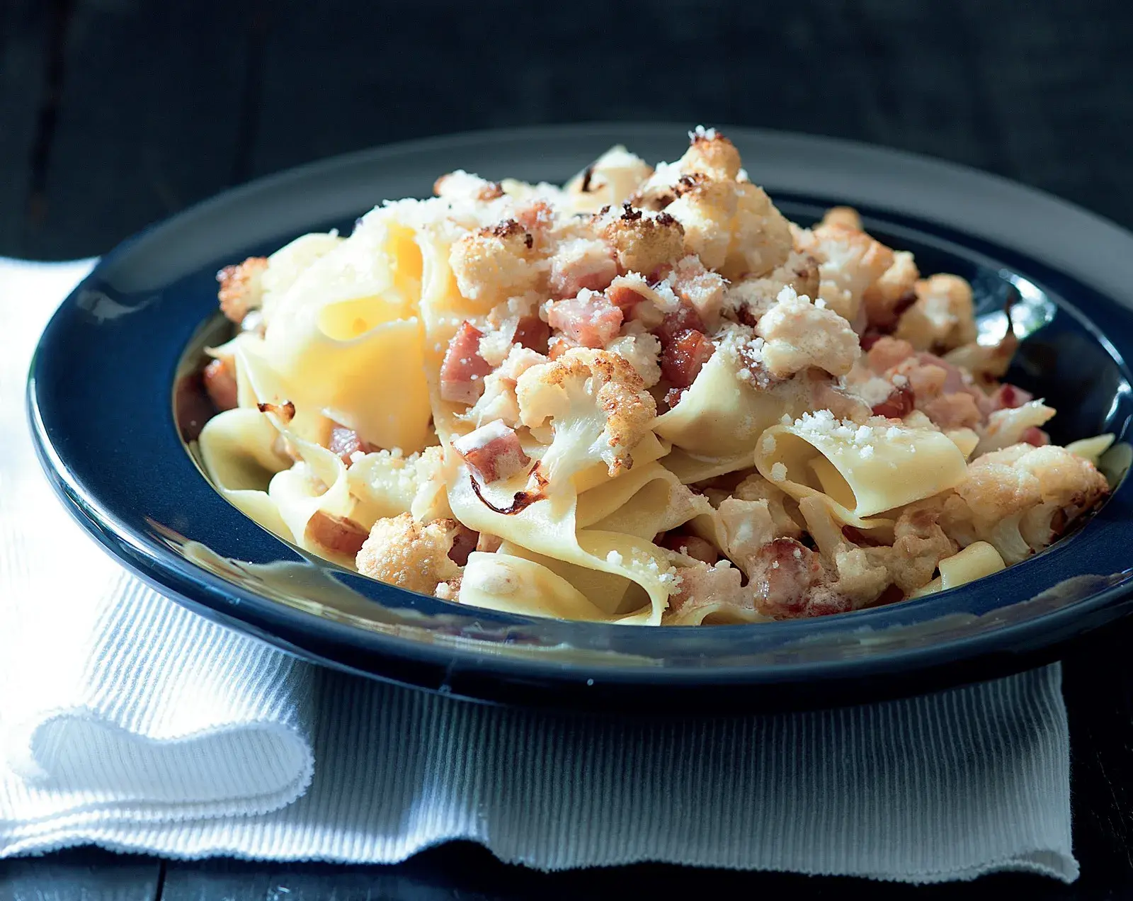 Pappardelle s květákem, slaninou a chilli