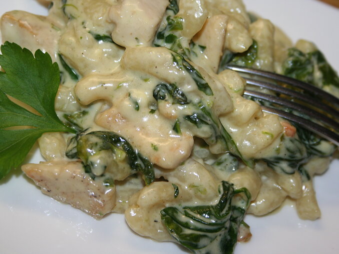 Gnocchi s kuřecím masem, špenátem a sýrovou smetanovou omáčkou