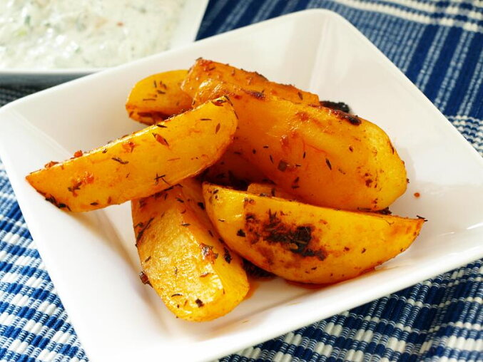 Řecké patates – pečené brambory s česnekem a rozmarýnem
