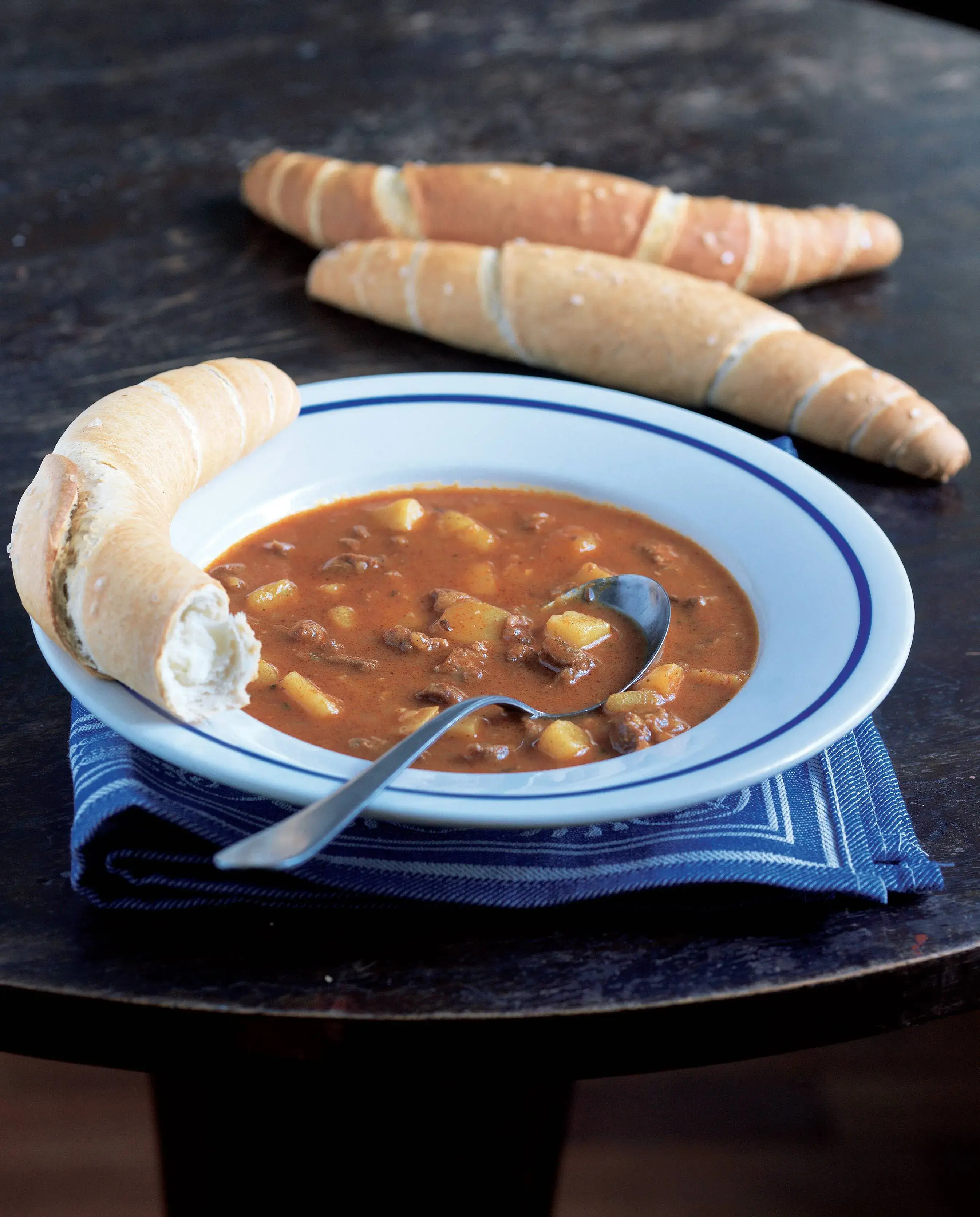 Pikantní gulášová polévka s chilli a hovězím masem