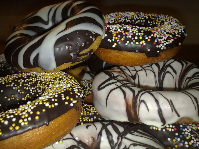 Kynuté donuty s čokoládovou polevou