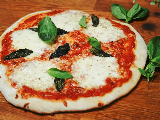 Domácí pizza z kynutého těsta