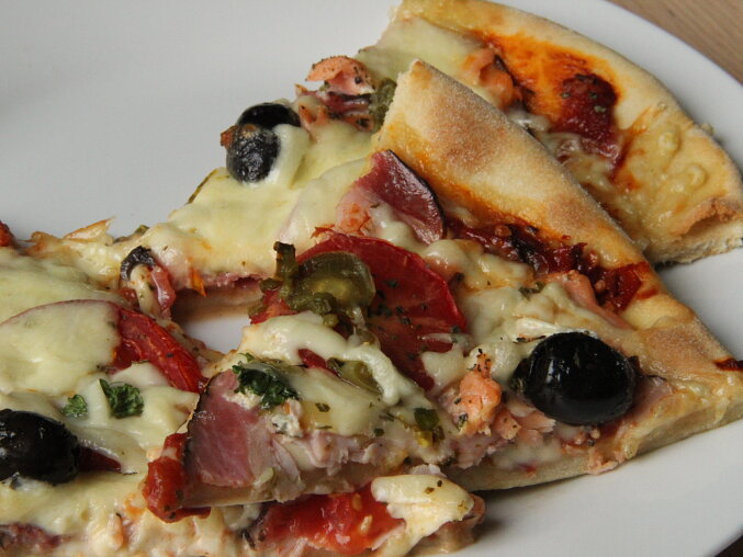 Rychlá domácí pizza se sýrovou a chorizo náplní